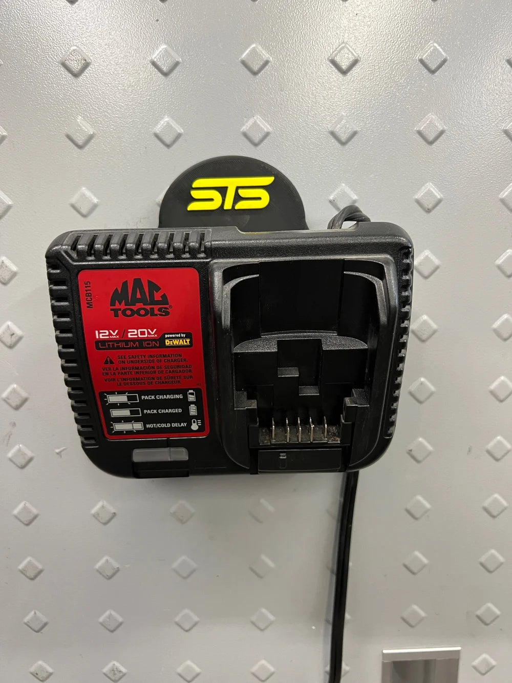 STS Auto Design DWDC115 – Magnetic Charger Holder for Mac 12V/20V & Dewalt DCB115