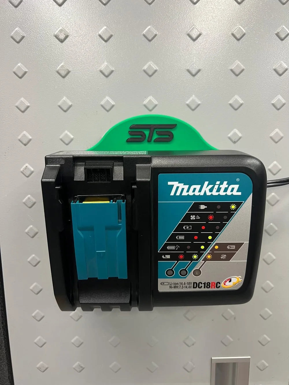 STS Auto Design MK18CH – Makita DC18RC Magnetic Charger Holder