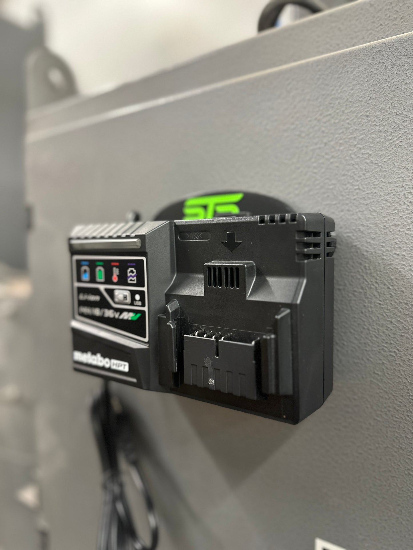 STS Auto Design MO18YSL2 – Metabo HPT 18V / 36V Rapid Charger Magnetic Plate