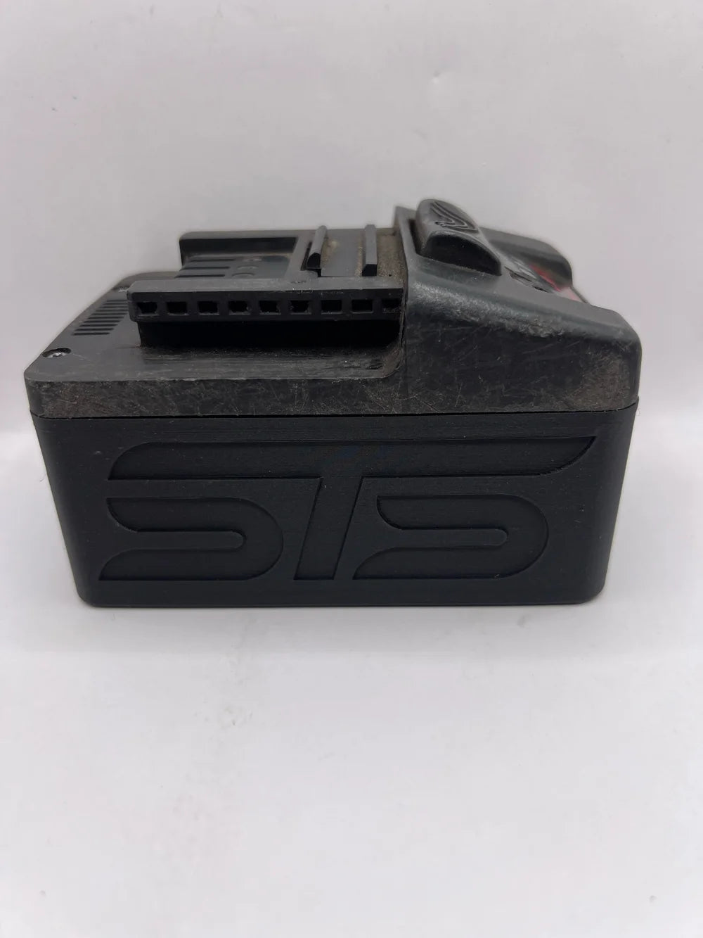 STS Auto Design SN18FL – Magnetic Bottom for Snap-On 18V Front Latch Batteries