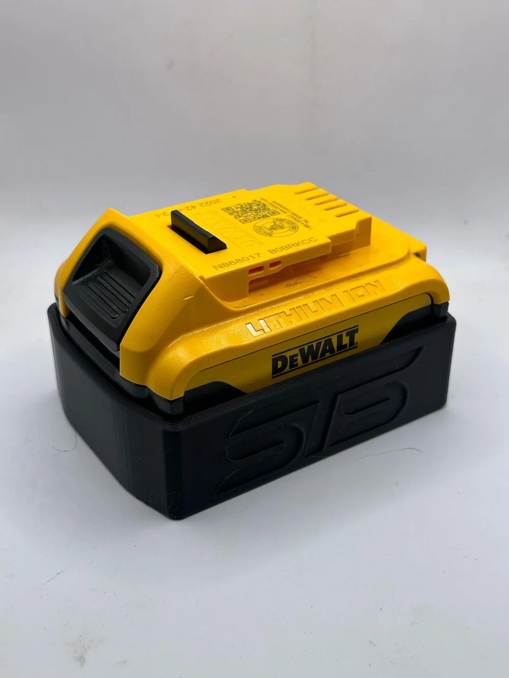 STS Auto Design DWDCB204 – Dewalt 20V 4.0Ah DCB204 Magnetic Battery