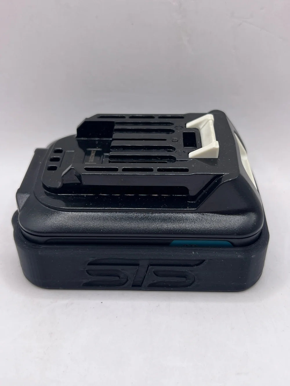 STS Auto Design MK1220 – Makita 12V 2.0Ah Magnetic Battery Cover