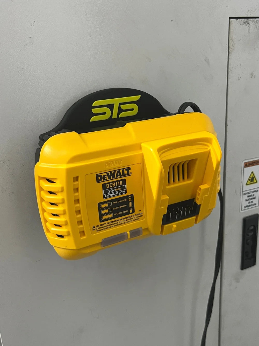 STS Auto Design DWDCB118 - Dewalt DCB118 Magnetic Charger Plate