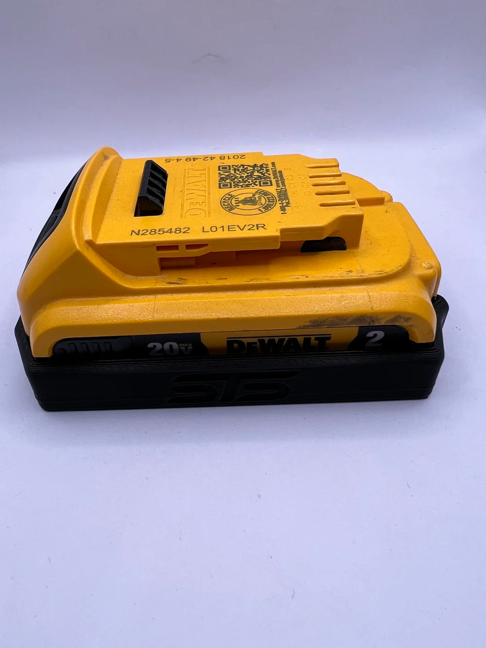 STS Auto Design DCB201 – Dewalt 20V 2.0Ah (DCB201/DCB203) Magnetic Battery Cover