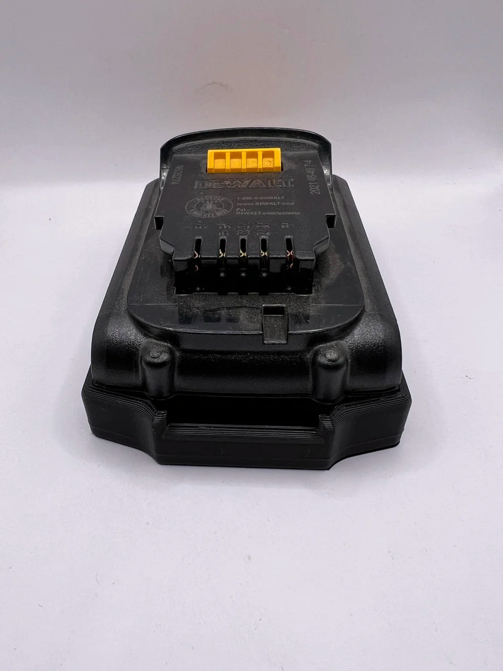 STS Auto Design DCB201 – Dewalt 20V 2.0Ah (DCB201/DCB203) Magnetic Battery Cover
