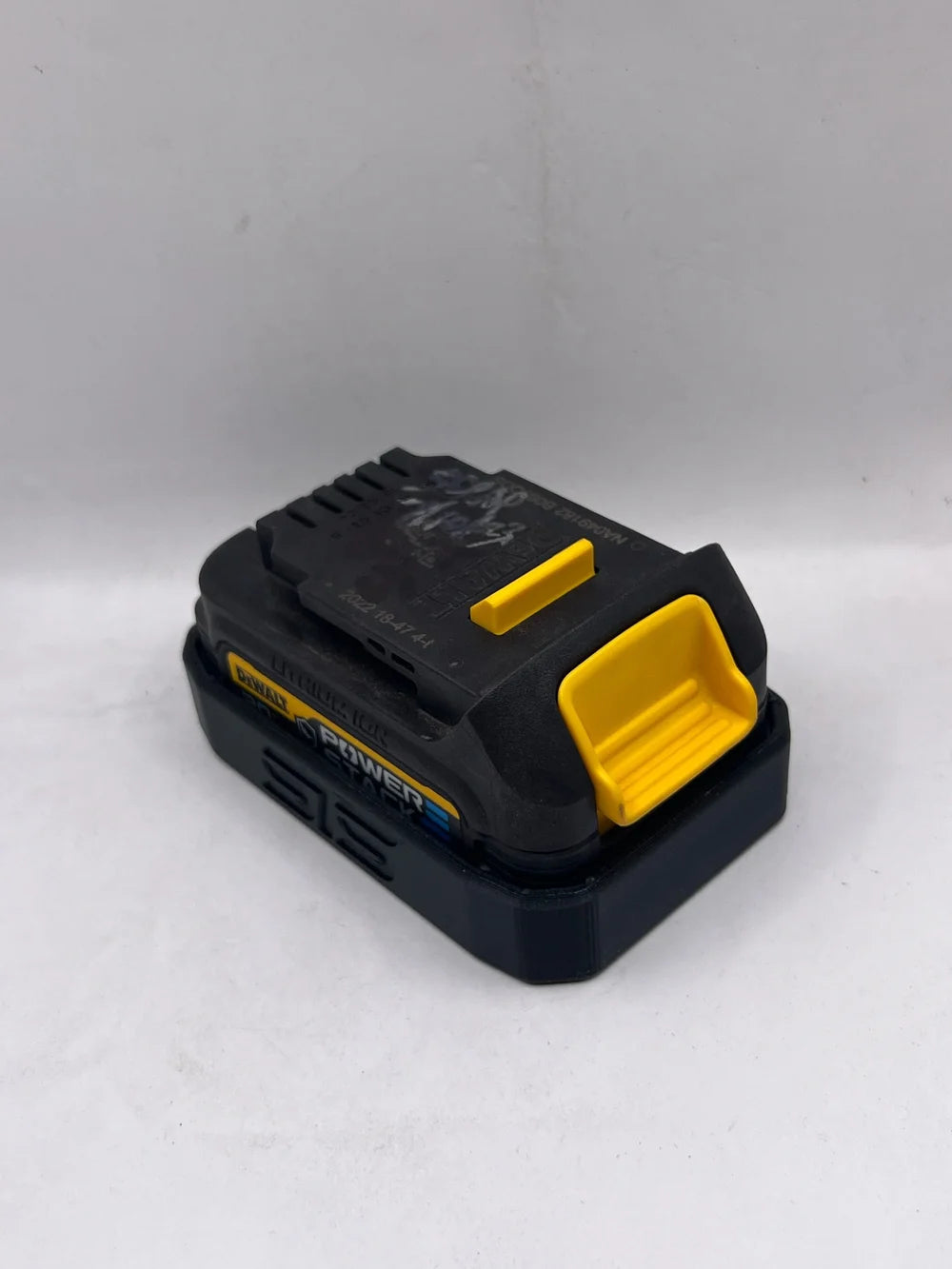 STS Auto Design DWDCBP034G - Dewalt 20V 1.7Ah Magnetic Battery Cover – Custom Fit
