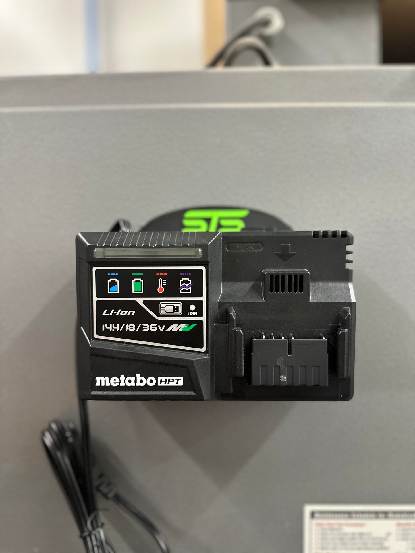 STS Auto Design MO18YSL2 – Metabo HPT 18V / 36V Rapid Charger Magnetic Plate